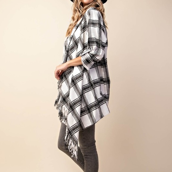 Store Closing - Last 1‼️ Plaid Fringe Cardigan - Picture 2 of 3